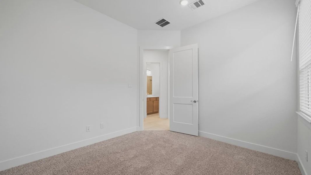 Spacious, unfurnished interior of a new home in Lakes of Cane Island, Katy (Image 16).