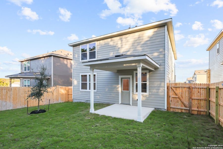 Exterior details and patio area of a home in Rosemont Hill, San Antonio (Image 17).