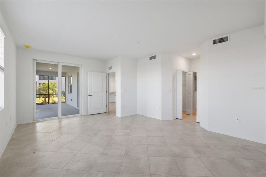 Spacious, unfurnished interior of a new home in Calusa Country Club, Lakewood Ranch (Image 15).