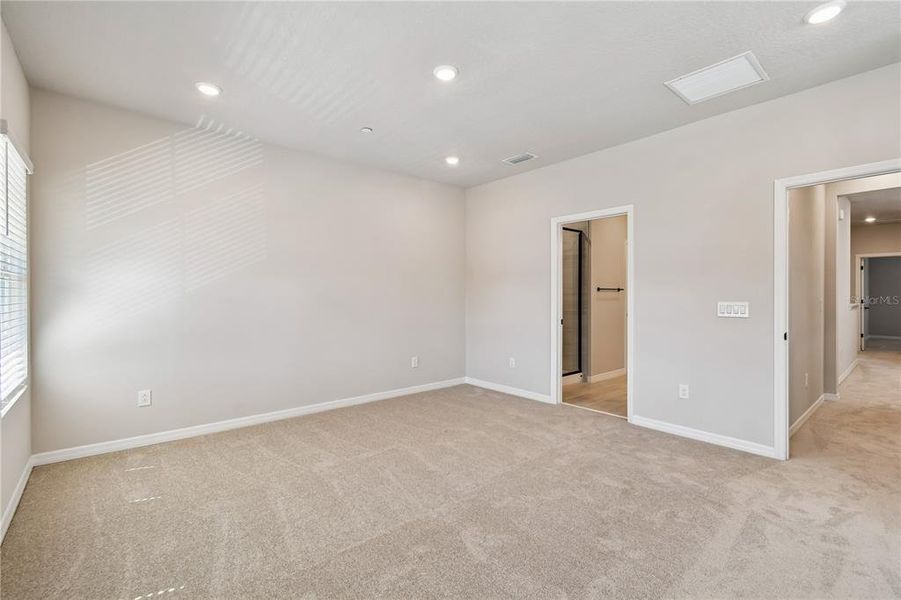 Spacious, unfurnished interior of a new home in , Orlando (Image 27).