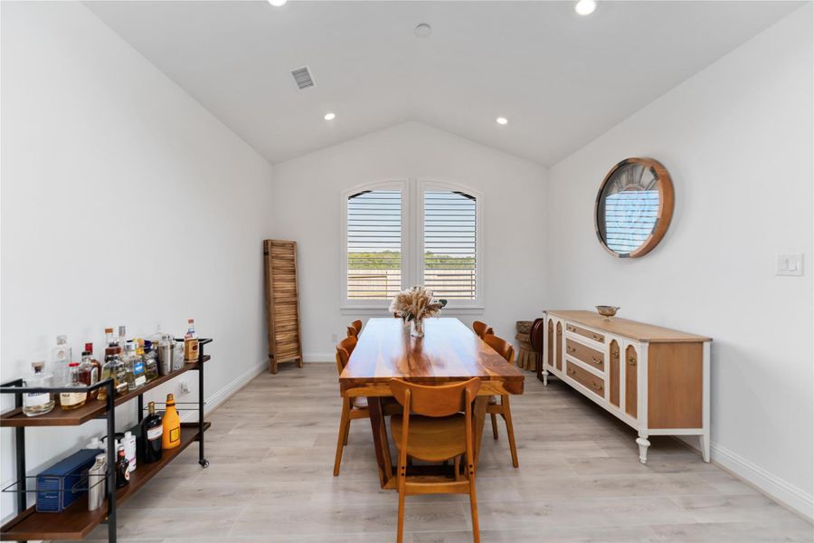 Formal dinning or flex space. Formal dinning or flex space.