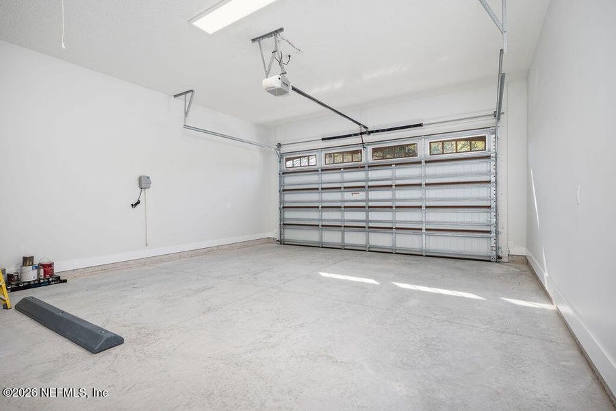 Spacious, unfurnished interior of a new home in , Middleburg (Image 22).