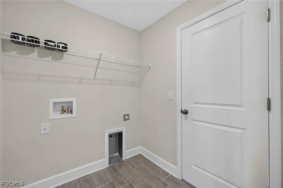 Spacious, unfurnished interior of a new home in Cape Coral, Cape Coral (Image 28).