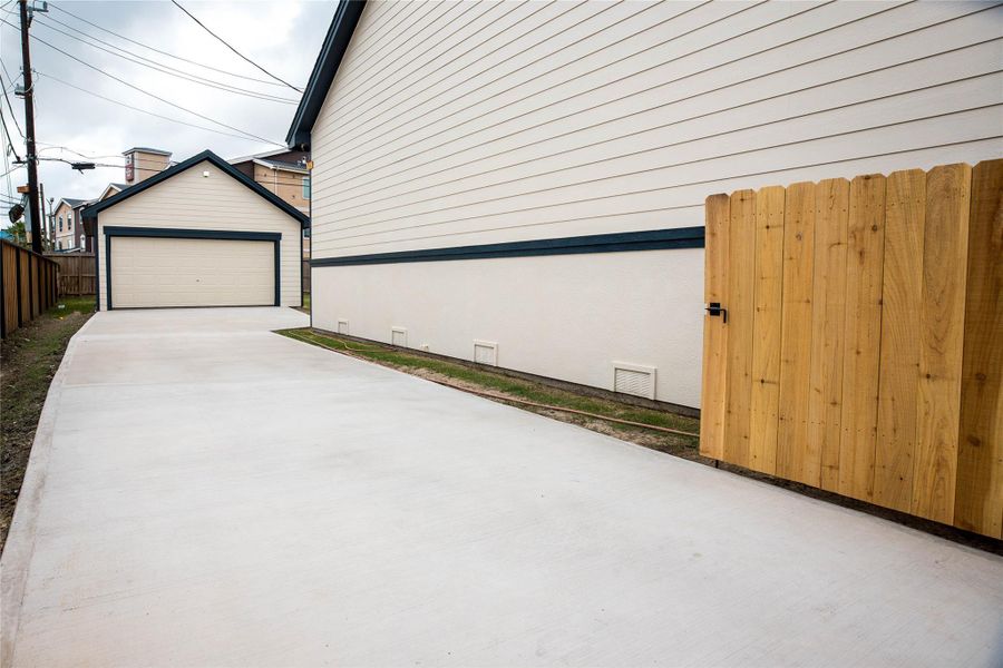 Exterior details and patio area of a home in , Houston (Image 18).