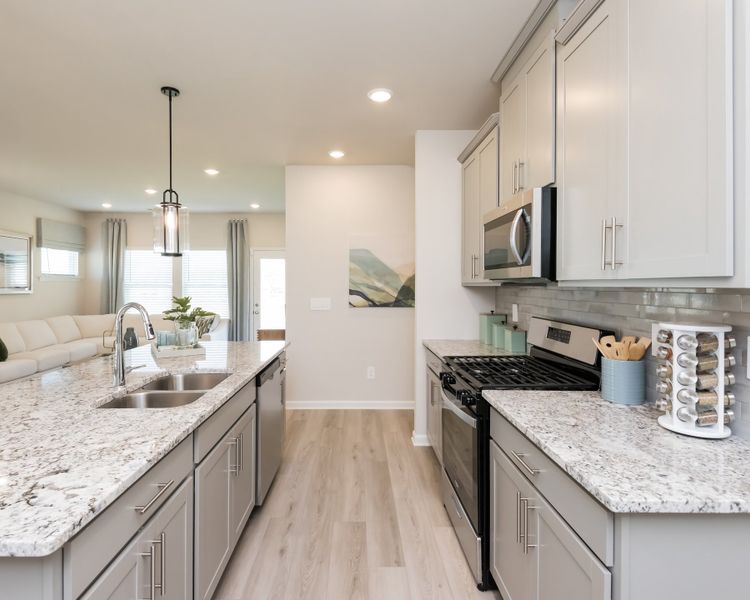 Easy flow through the kitchen for everyday convenience. Easy flow through the kitchen for everyday convenience.