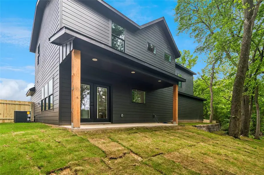 Exterior details and patio area of a home in , Glenn Heights (Image 3).