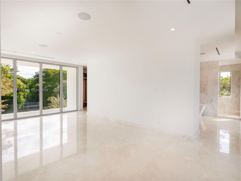 Spacious, unfurnished interior of a new home in , Pinecrest (Image 47).