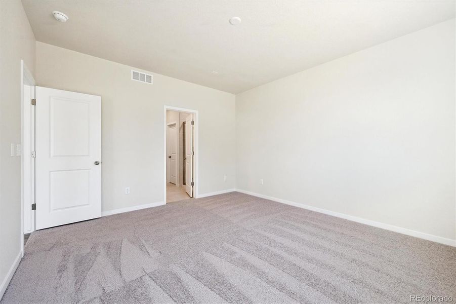 Spacious, unfurnished interior of a new home in The Aurora Highlands, Aurora (Image 20).