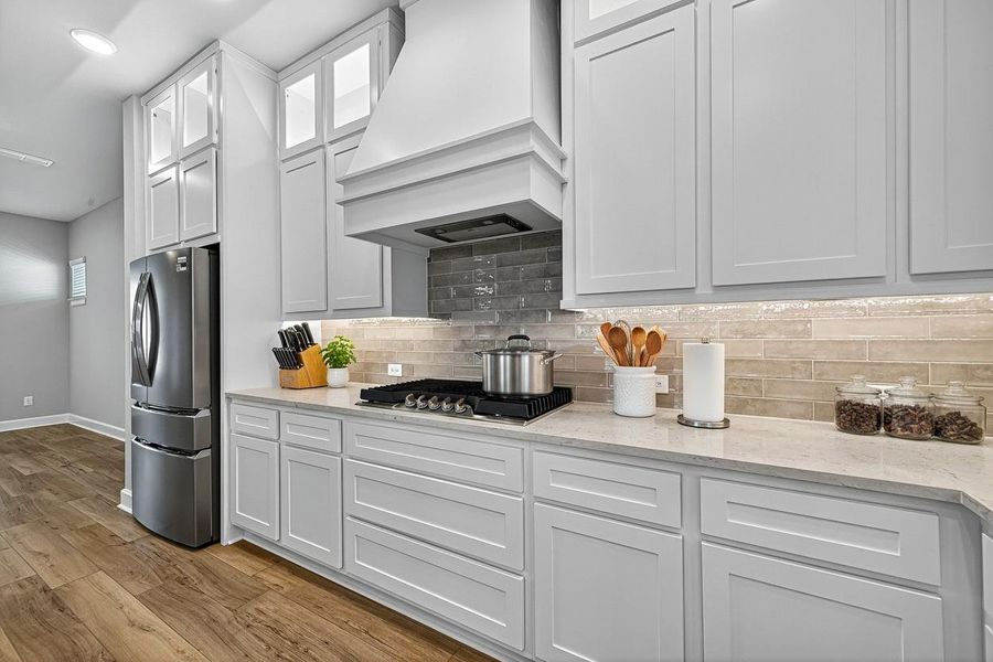 Experience modern elegance in this virtually staged kitchen, featuring sleek cabinetry, high-end appliances, and a stylish backsplash. Perfect for culinary enthusiasts!