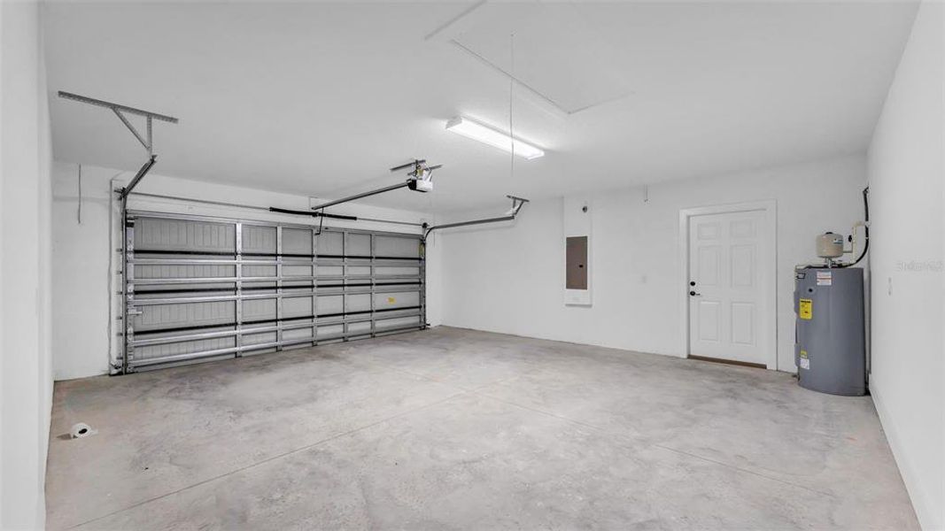 Spacious, unfurnished interior of a new home in , Sebring (Image 42).
