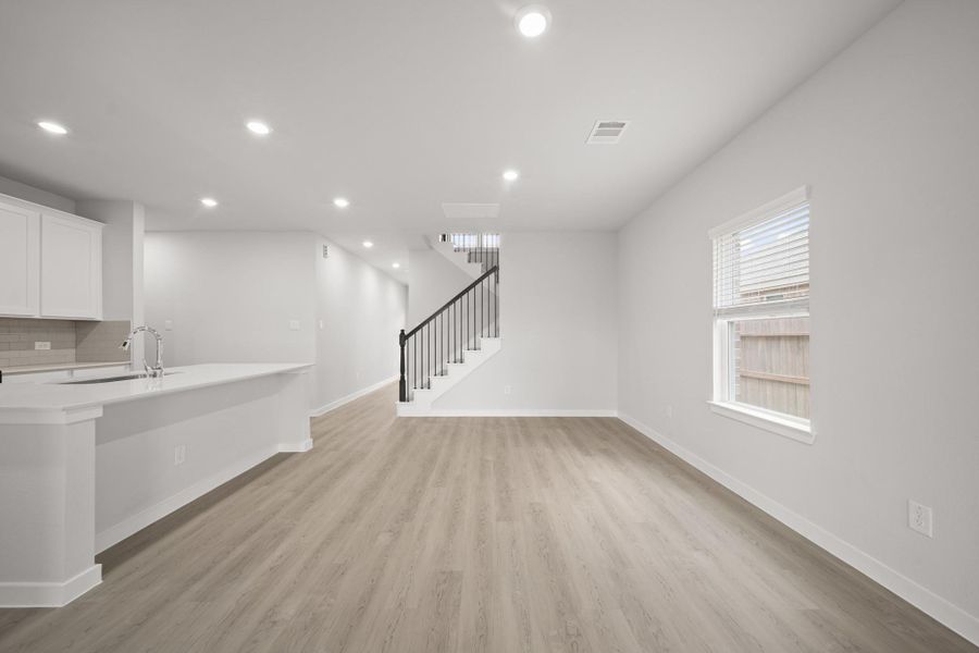 Spacious, unfurnished interior of a new home in Sunterra, Katy (Image 18).