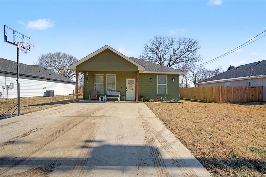Exterior details and patio area of a home in , Malakoff (Image 22).