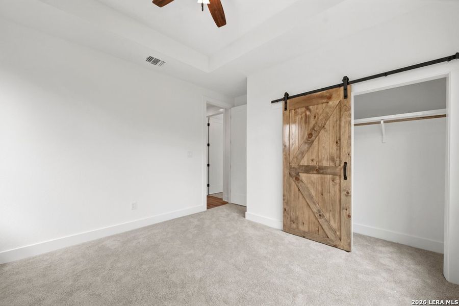 Spacious, unfurnished interior of a new home in , Canyon Lake (Image 28).