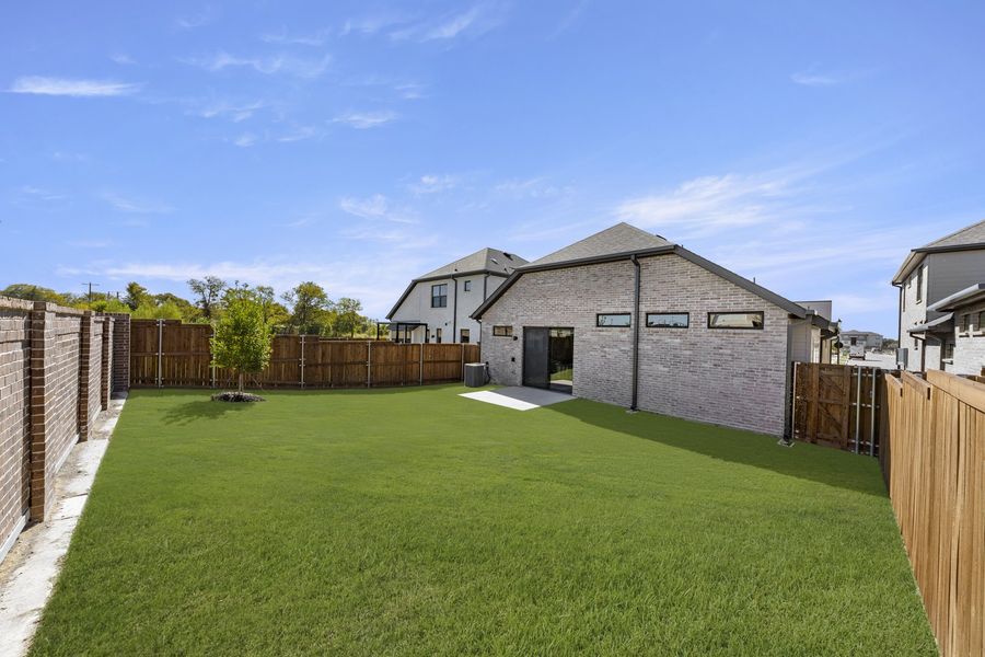 Exterior details and patio area of a home in Willow Grove, Melissa (Image 3).