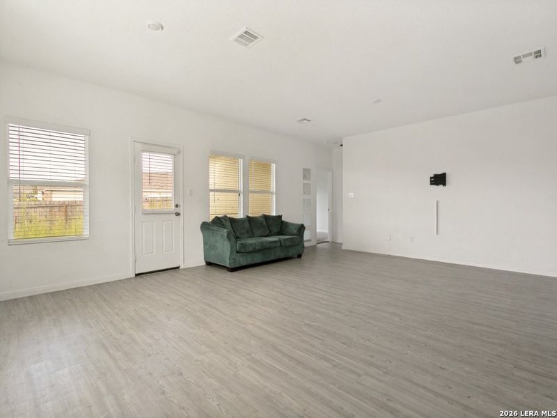 Spacious, unfurnished interior of a new home in , Converse (Image 13).