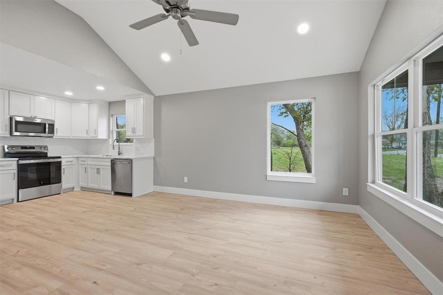 Spacious, unfurnished interior of a new home in , Sherman (Image 13).
