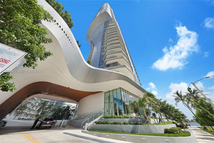 Condo located in Miami, FL showcasing its design and architecture (Image 14).