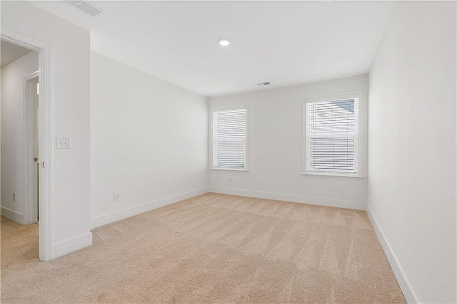 Spacious, unfurnished interior of a new home in , Dallas (Image 49).