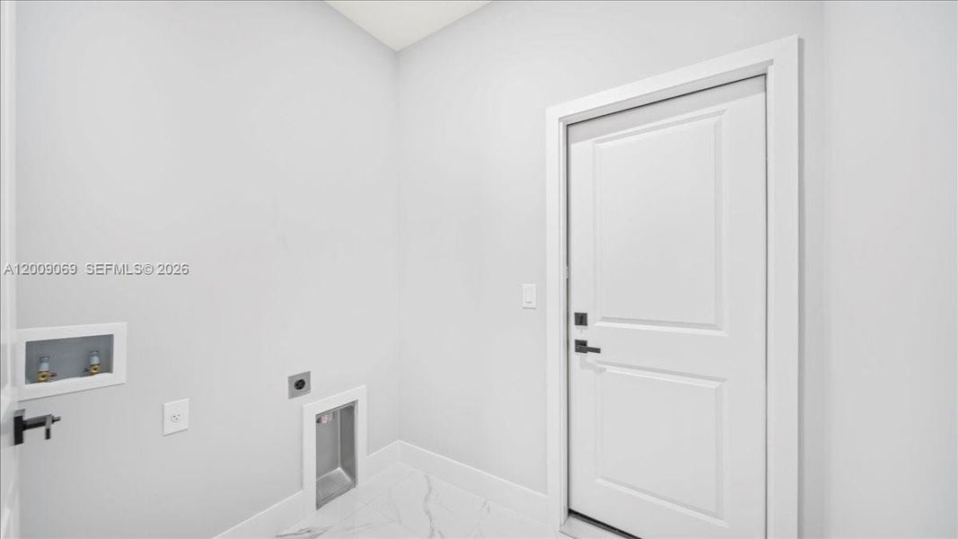 Spacious, unfurnished interior of a new home in , Cape Coral (Image 14).