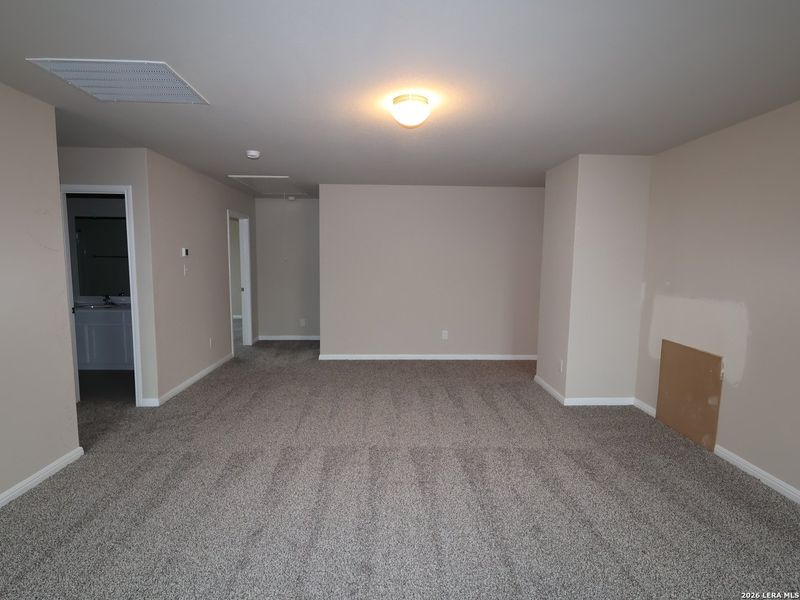 Spacious, unfurnished interior of a new home in Mesquite Ridge, San Antonio (Image 31).