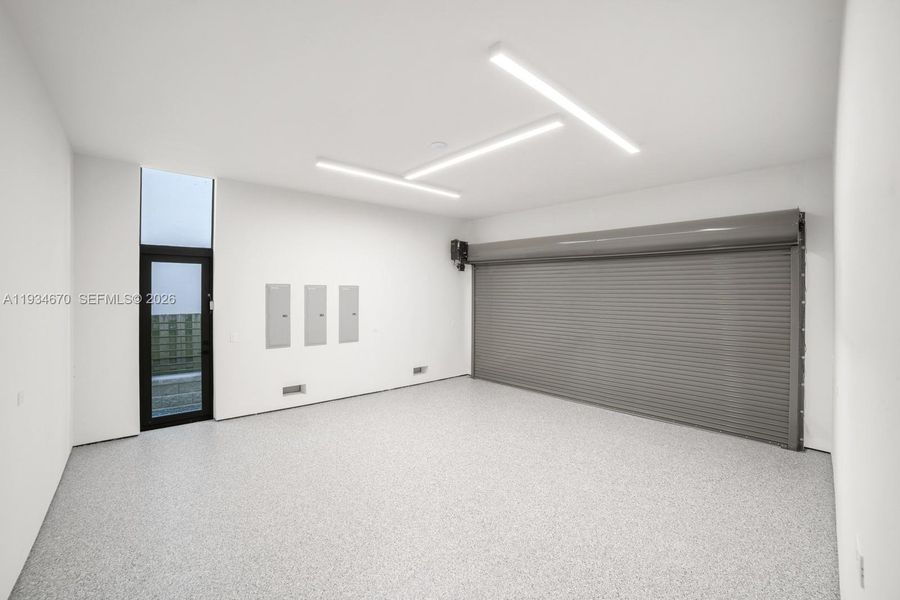 Spacious, unfurnished interior of a new home in , Fort Lauderdale (Image 26).