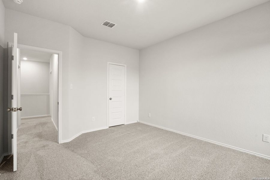 Spacious, unfurnished interior of a new home in Blue Ridge Ranch, San Antonio (Image 16).