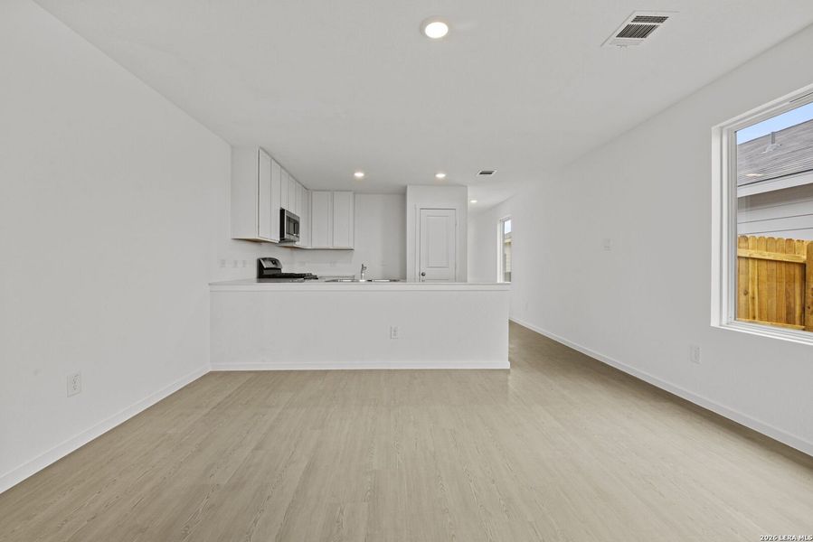Spacious, unfurnished interior of a new home in Spring Grove, St. Hedwig (Image 20).