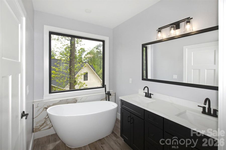Primary En-Suite Bath