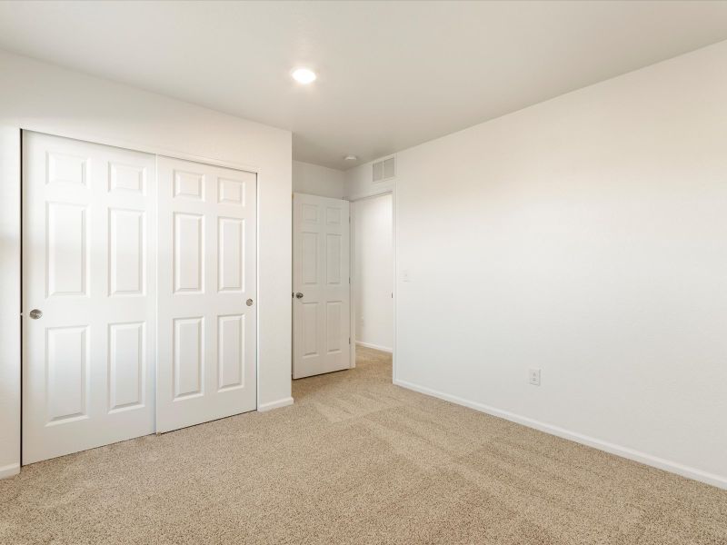 Spacious, unfurnished interior of a new home in Lake Bluff, Greeley (Image 13).