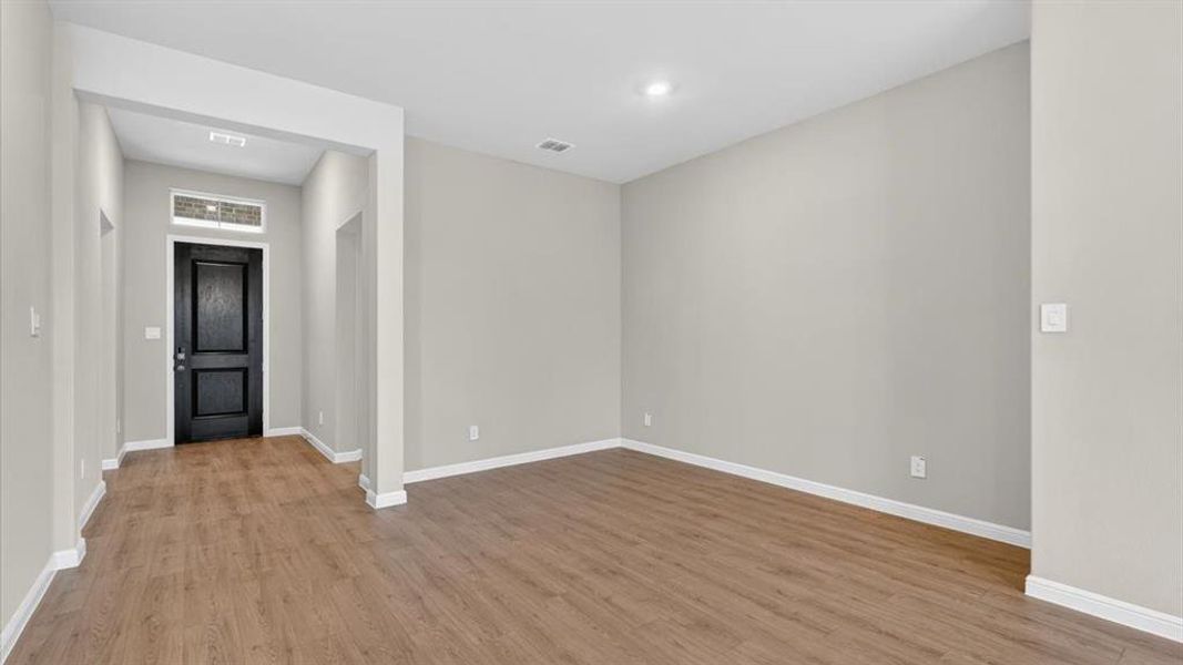 Spacious, unfurnished interior of a new home in Eden Ranch, Arlington (Image 23).