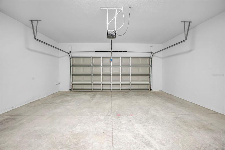 Spacious, unfurnished interior of a new home in , Weeki Wachee (Image 22).