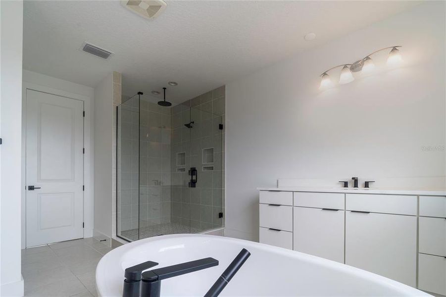 Furnished interior view inside a new home in , Orlando (Image 5).