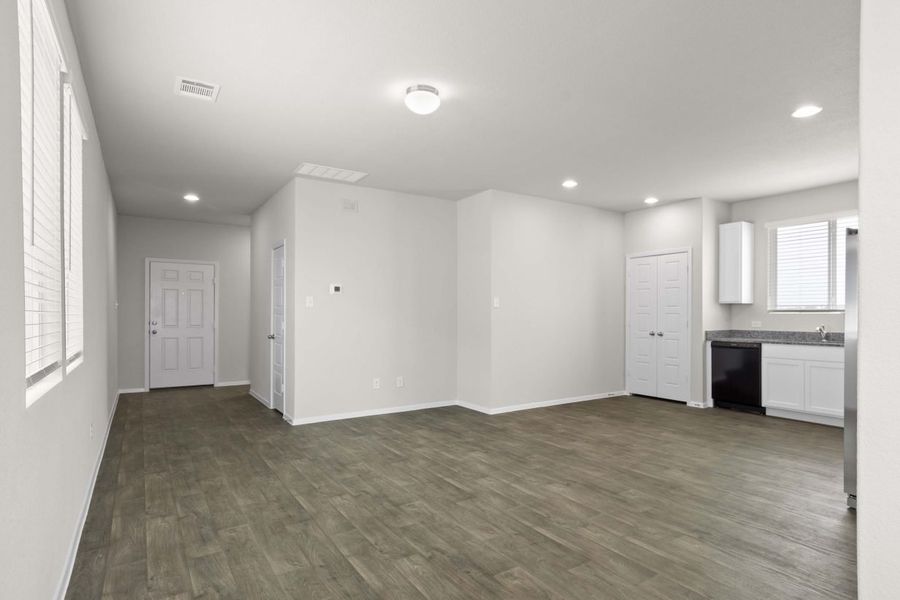 Spacious, unfurnished interior of a new home in Casetta Ranch, Kyle (Image 13).