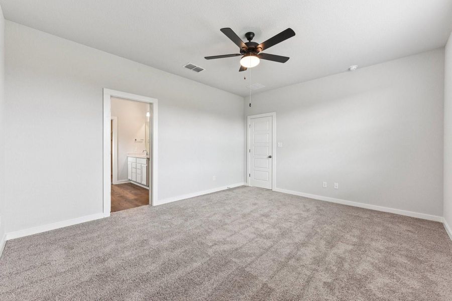 Spacious, unfurnished interior of a new home in Stallion Run, Buda (Image 24).