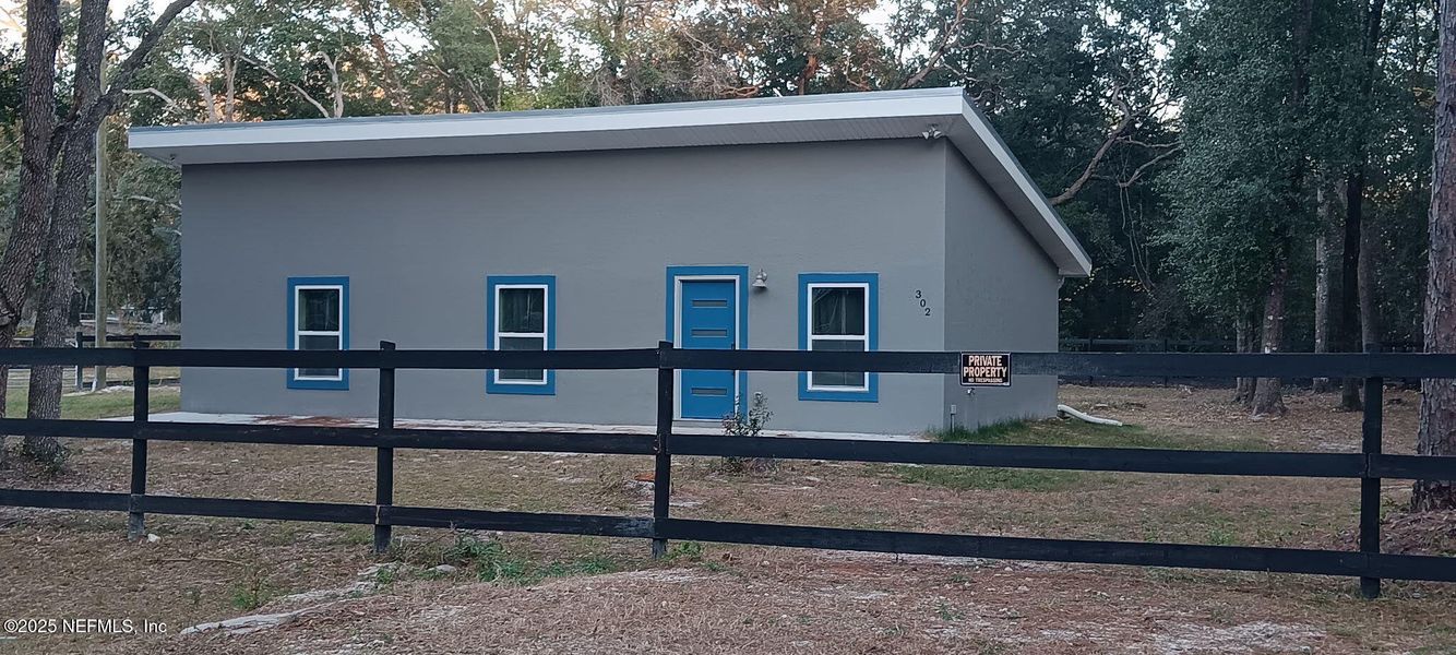 Exterior details and patio area of a home in , Interlachen (Image 23).