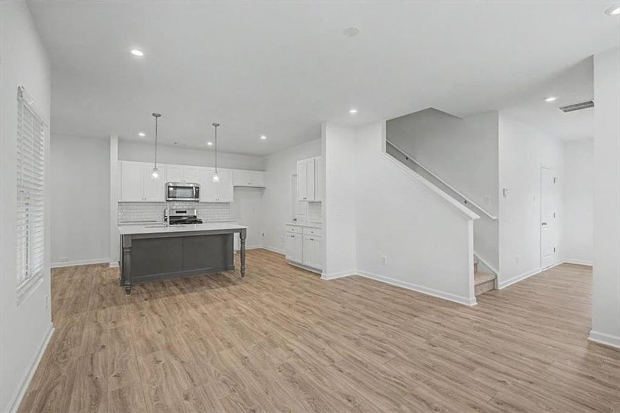 Spacious, unfurnished interior of a new home in Sawmill Creek, Mableton (Image 33).