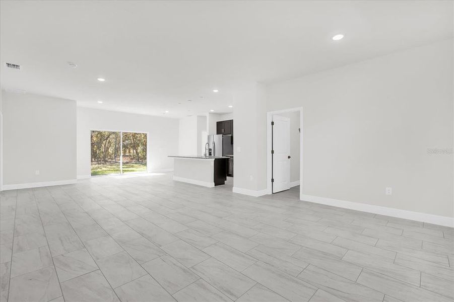 Spacious, unfurnished interior of a new home in , Citrus Springs (Image 16).
