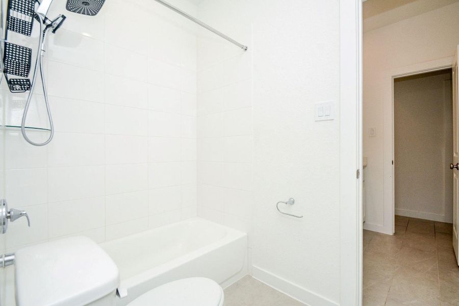 Bright secondary bathroom with modern finishes. Bright secondary bathroom with modern finishes.