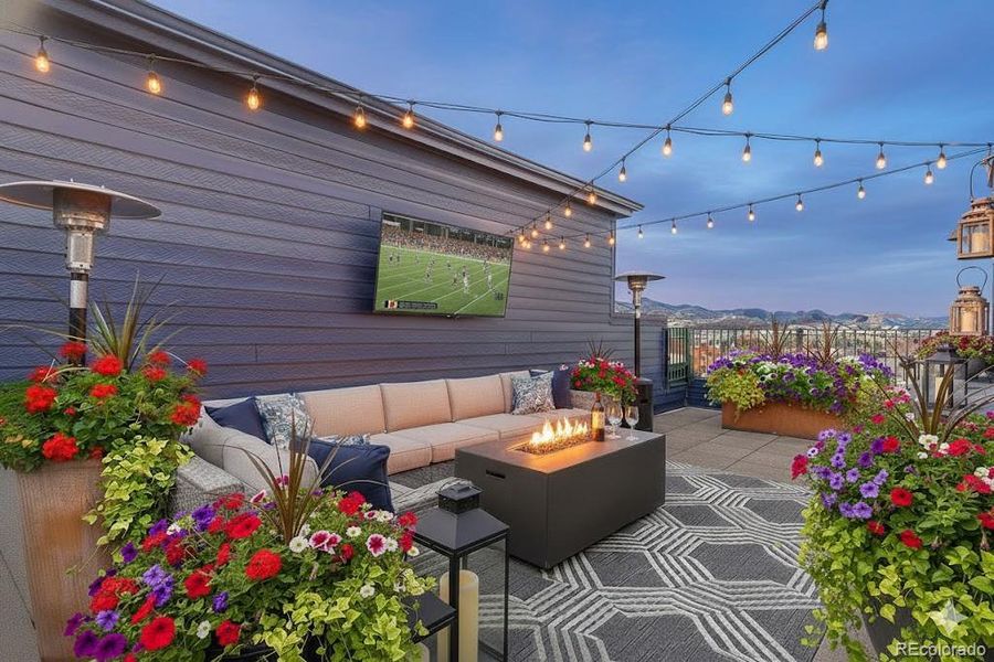 Staged rooftop deck