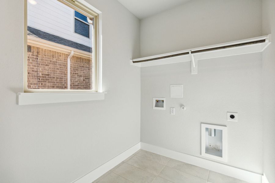 Representative unfurnished interior of a home built from the Cardinal by Centre Living Homes in Dove Hollow, Waxahachie (Image 42).