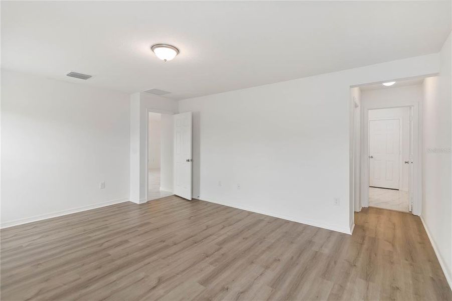 Spacious, unfurnished interior of a new home in , Davenport (Image 16).