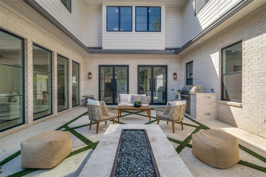 Exterior details and patio area of a home in , Dallas (Image 2).
