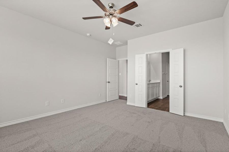 Spacious, unfurnished interior of a new home in Rocky Creek Crossing, Fort Worth (Image 25). Spacious, unfurnished interior of a new home in Rocky Creek Crossing, Fort Worth (Image 25).