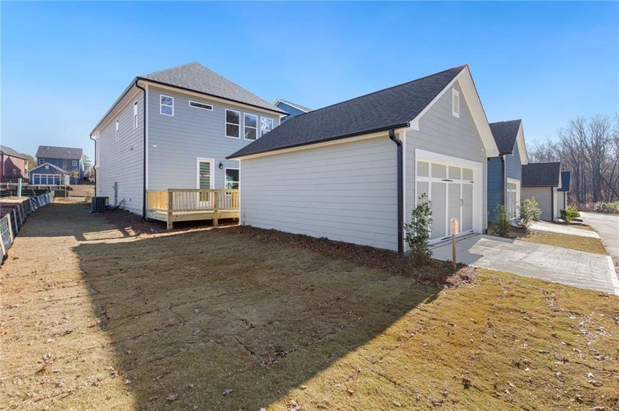 Exterior details and patio area of a home in , Athens (Image 27).
