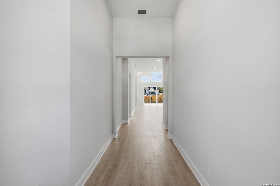 Spacious, unfurnished interior of a new home in Potranco Oaks, Castroville (Image 30).