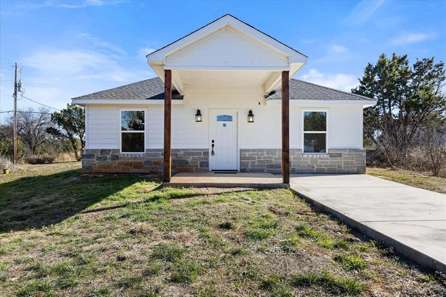 View of front of house featuring a front yard