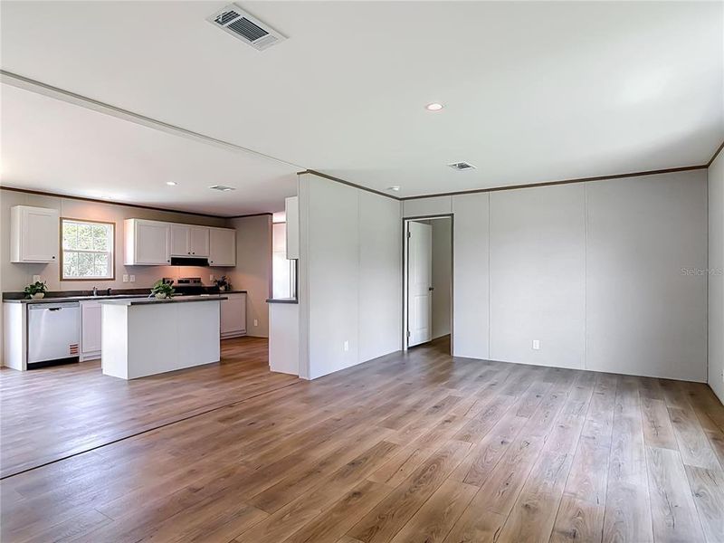 Spacious, unfurnished interior of a new home in , Deland (Image 21).