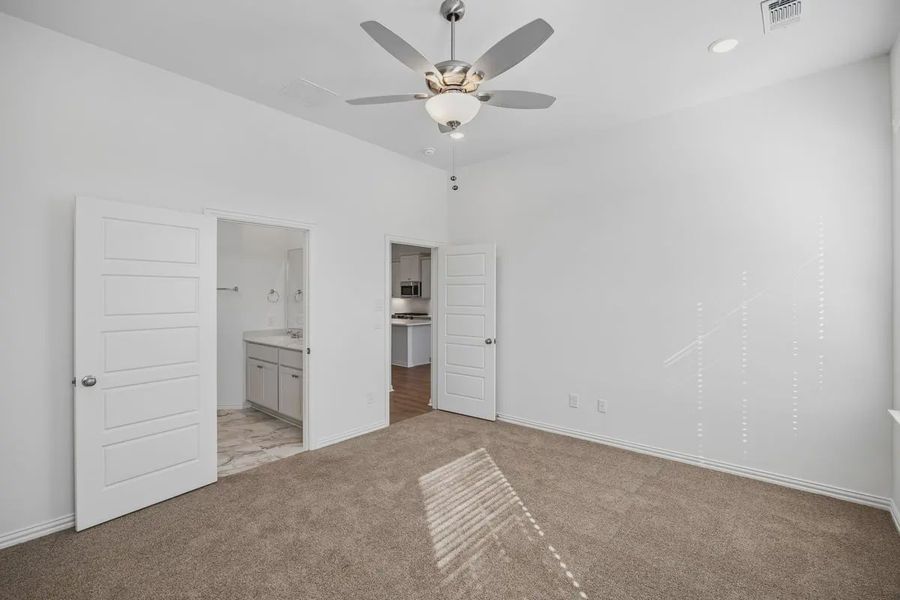 Spacious, unfurnished interior of a new home in Bel Air Village, Sherman (Image 24).