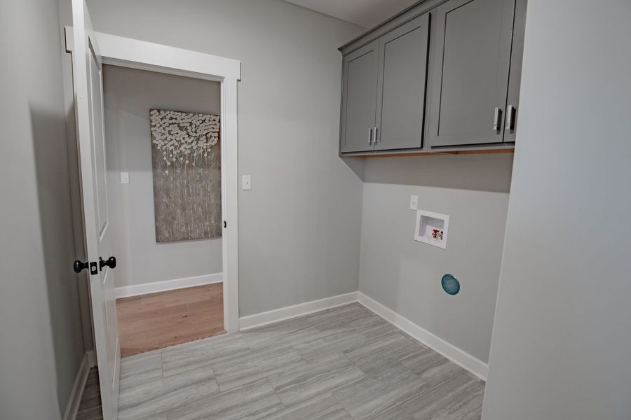 Representative unfurnished interior of a home built from the Willow by Grant & Co in Manor at Hall Creek, Arlington (Image 25).