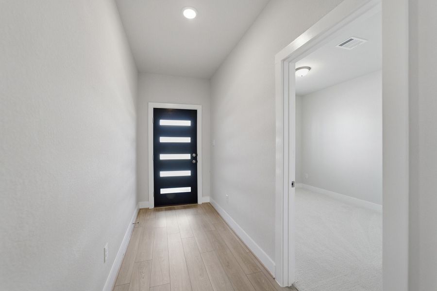 Spacious, unfurnished interior of a new home in Sunfield, Buda (Image 21).